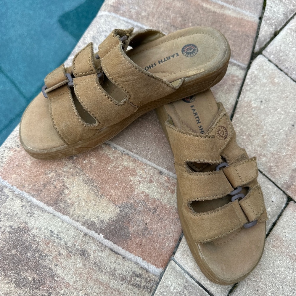 Women’s Earth Shoe, Buckskin-Colored Leather Upper, 3 Straps, Size 6.5 M